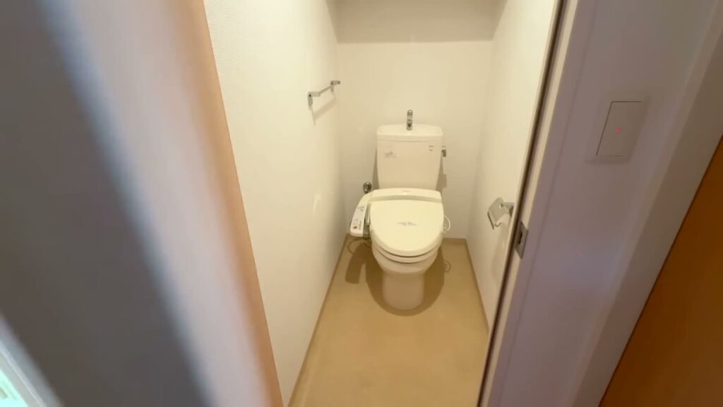 サーパス舞鶴公園 3LDKのトイレの入口