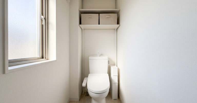 賃貸OKのトイレ収納｜穴を開けずに突っ張り棚と隙間ラックで置き場を作る